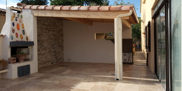 Maçon posant des briques