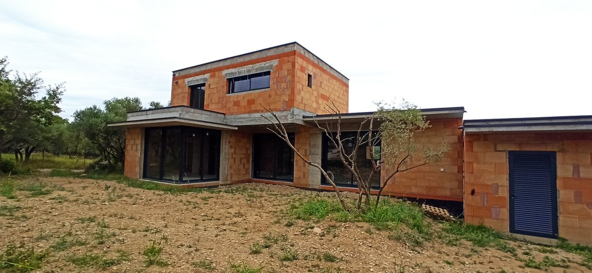 Maison en construction en brique