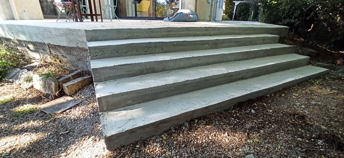 Escalier en béton fraîchement coulé